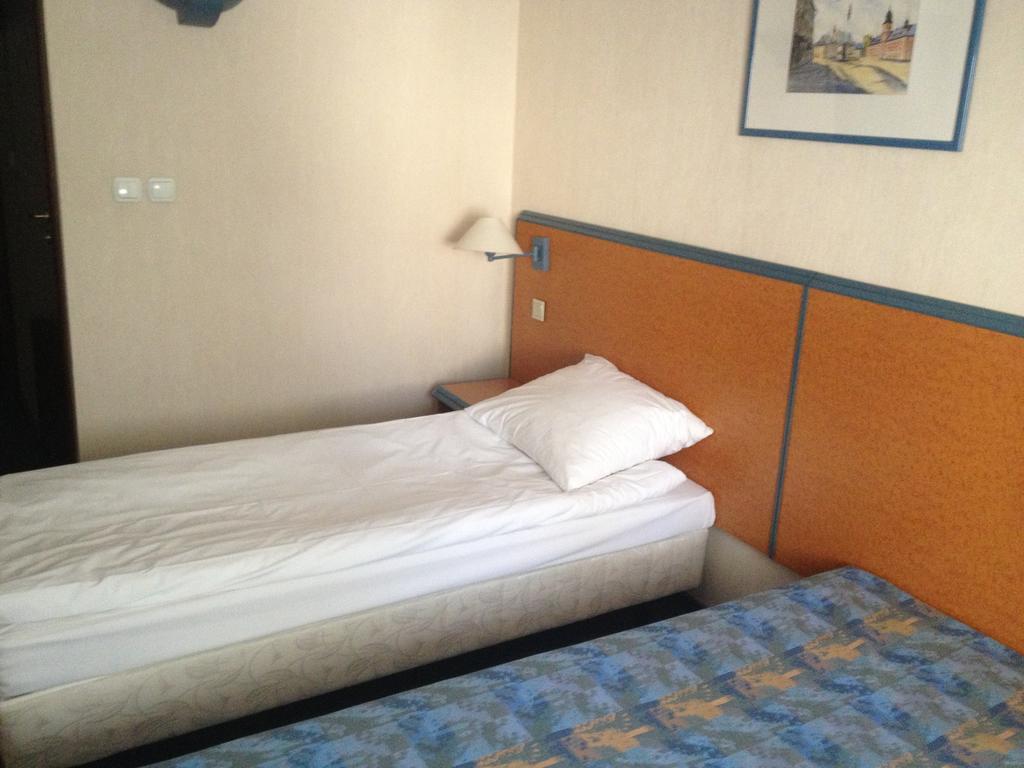 Hotel Tenishouse Marki  Habitación foto
